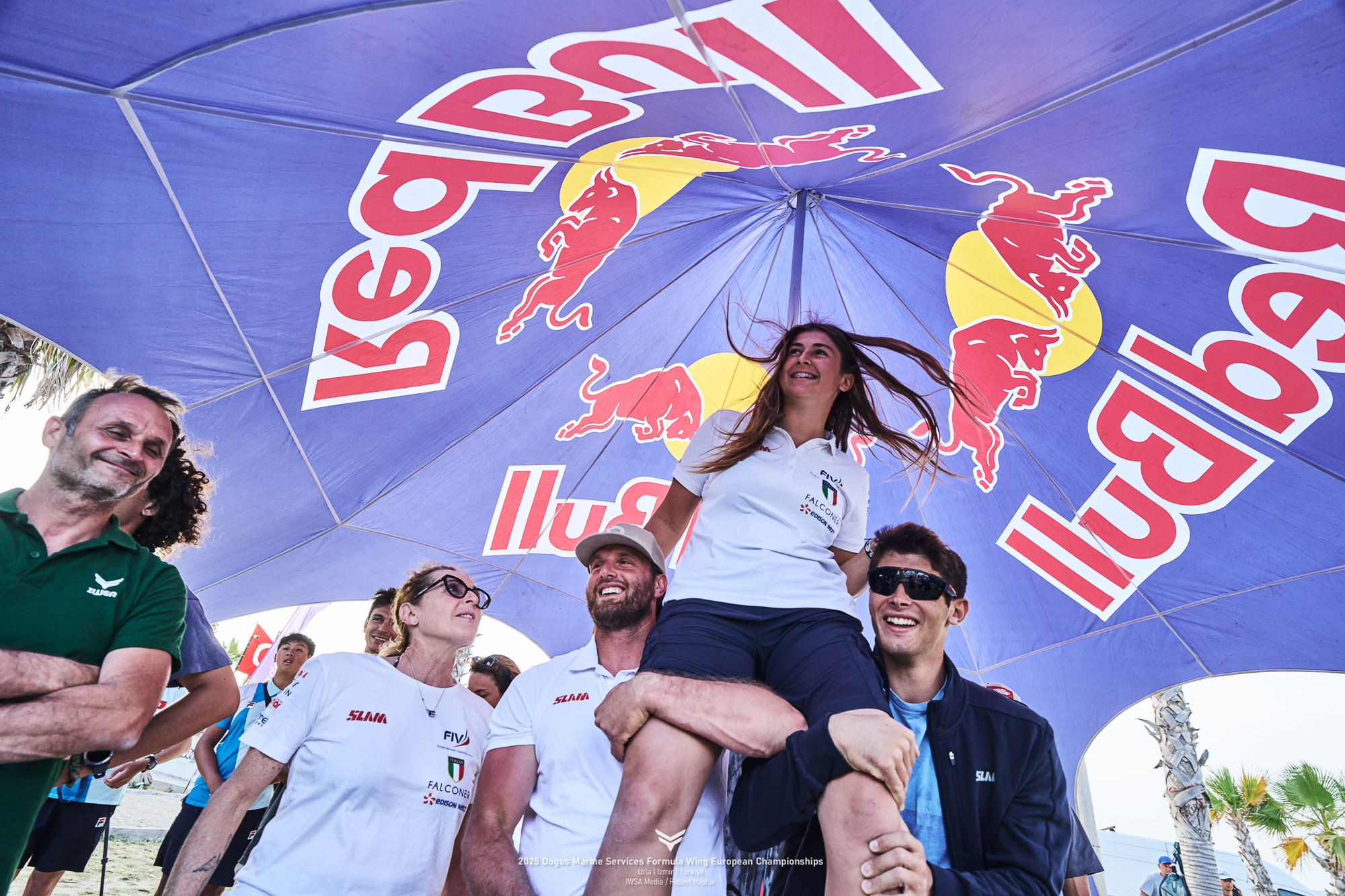 © IWSA media/Robert Hajduk: Hoisted by her Italian teammates, Maddalena Spanu [ITA] celebrates her second European title